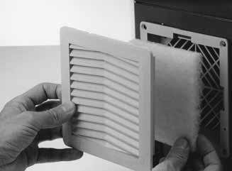 7.4 Výměna prachového filtru Vyjměte z přístroje filtr (8) silným tahem. Vyčistěte podušku filtru (9) nebo ji vyměňte. Nasaďte filtr zpět. 8 23 9 7.