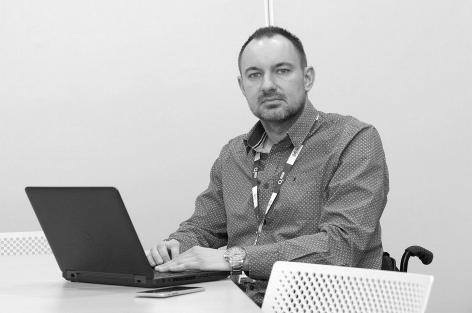 ZAMĚSTNÁVÁNÍ ZDRAVOTECHNIKA Kamil může znovu pracovat Zařídili mu bezbariérové prostředí v ostravském call centru O2 Před třemi lety měl Kamil Sobek nehodu na motorce, ochrnul na spodní část těla a