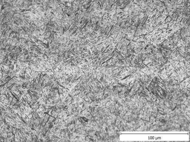doválcovací teplotě 970 C byl bainit uspořádán v poměrně hrubých blocích.
