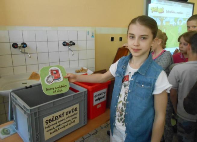 Jiné typy tu ale budou několik stovek let. Proto je lepší plasty recyklovat a dbát na to, abychom množství odpadů snížili. Poslední část hodiny se týkala ropy, jejích vlastností a produktů.