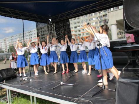 Uhlíř Svěrák. Po nich vystoupila spolu s páťákem Jakubem děvčata 2. B v krojích.