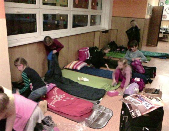 Čekala na nás ještě diskotéka v kouzelných kostýmech čarodějnic a čarodějů, příprava spaní a samozřejmě strašidlácká pohádka na dobrou noc.