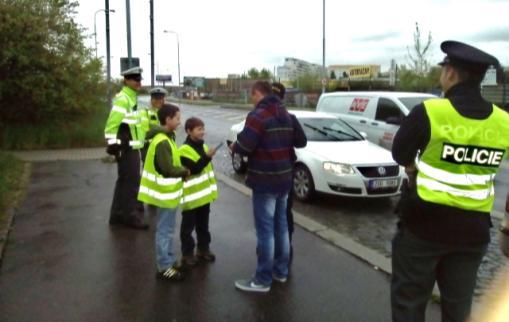 bezpečnosti na silnicích, můžeme se pak společně s policisty účastnit skutečné silniční kontroly. Tak jsme se snažili a VYHRÁLI!