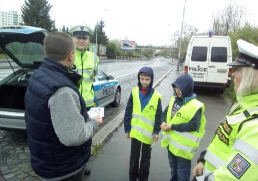 května jsme, i když nám počasí moc nepřálo, vyrazili společně s policisty na stanoviště před nádražím Horní Měcholupy.