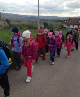 přijede autobus, naložíme kufry a vyjedeme. Konečně přijel autobus a všichni se nahrnuli k úložnému prostoru.