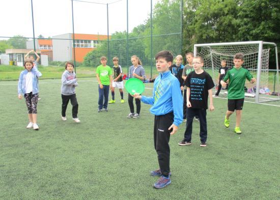 slalomy a nakonec jsme šli hrát fotbal holky proti klukům.