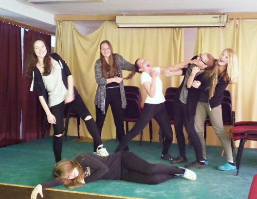 Pod vedením rodilého mluvčího a herce divadla The Bear Educational Theatre se 16.