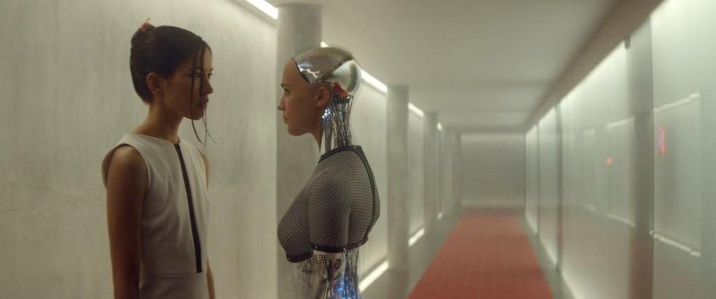 běžných schopností robota, musela riskovat a využít veškerých svých dovedností, aby systém přelstila. Musela uplatnit vědomí sebe sama, imaginaci, manipulaci, lež, sexualitu i empatii. Dokázala to.