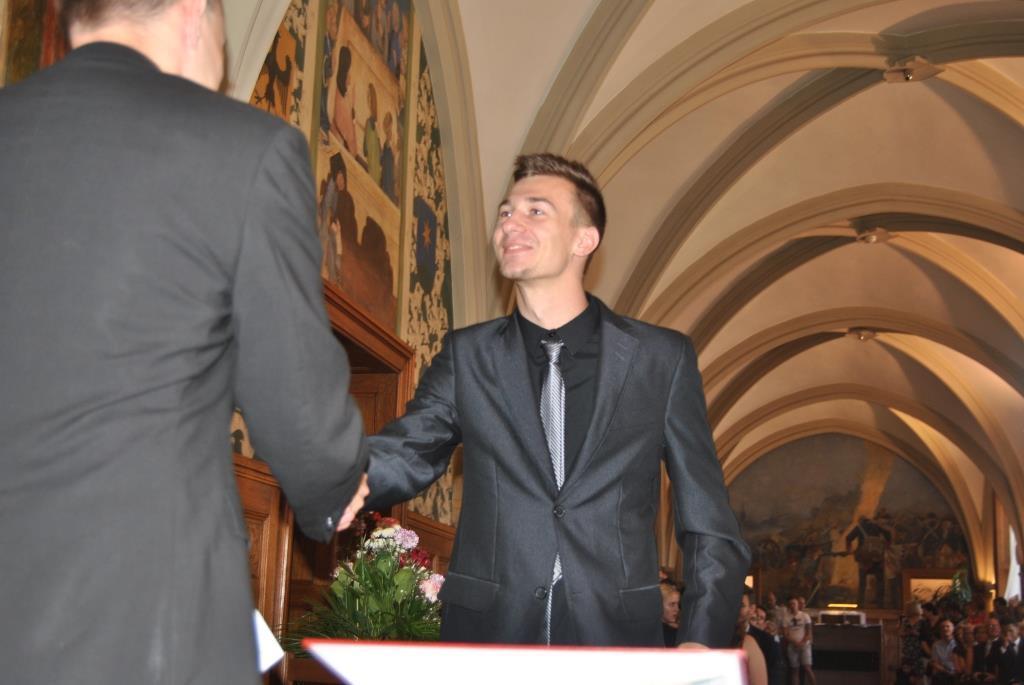 Ke komunikaci se studenty a zákonnými zástupci používá vlastní informační systém CLASSIS a LMS.