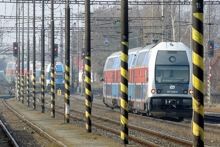 1 SHRNUTÍ Zdroj: DI Skupina události: incident. Vznik události: 15. 2. 2018, 9:11 h. Popis události: Dráha, místo: Zúčastněni: Následky: vjezd vlaku Os 5815 na 2. staniční kolej žst.