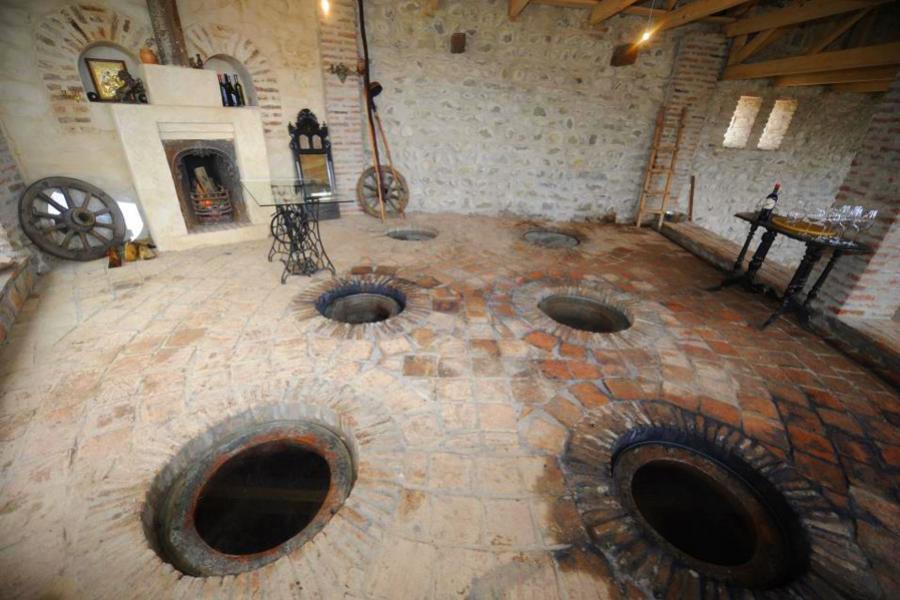 (Kakheti Wine Guild, nedatováno) Důležitým vybavením všech typů marani jsou pomůcky určené k čištění kvevri.
