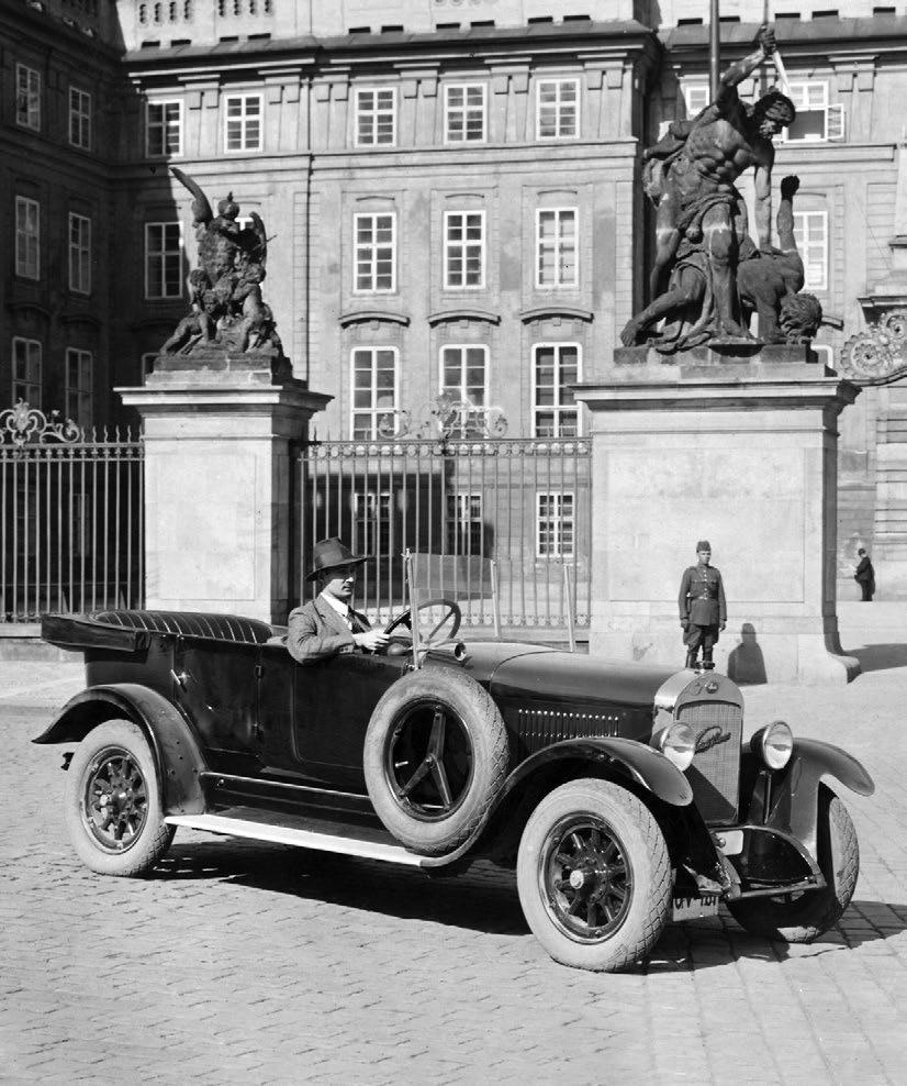 Otevřený vůz Škoda Laurin a Klement 110 před Pražským hradem (1927) U k á z k a k n i h y z i n