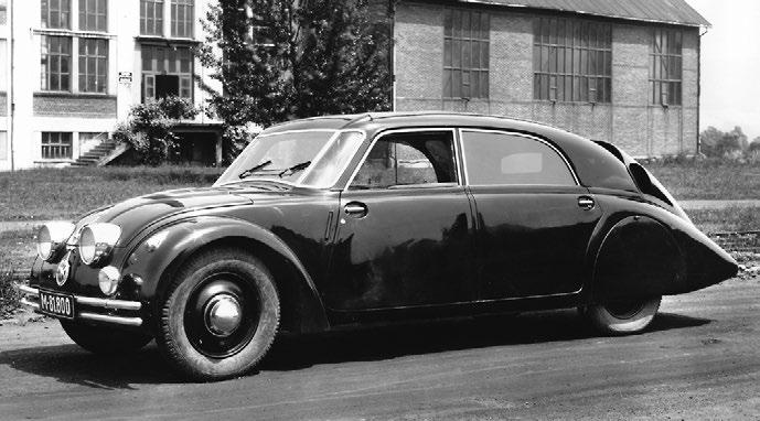 Aerodynamický osmiválec Tatra 77 se stal v roce 1934 senzací světového formátu nezávislým zavěšením předních kol, na podzim 1935 pak slavila premiéru nová vlajková loď libeňské značky, luxusní