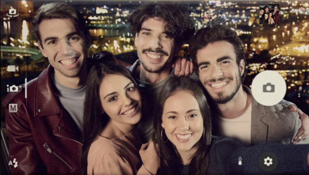 Pořizování fotografií a videí lidí Zvažte orientaci fotoaparátu. K naplnění záběru u detailních fotografií použijte orientaci na výšku.