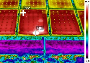 S pomocí termovize je možné včas určit potenciální místa se zvýšenou teplotou a lokalizovat tak poškozené články. Na obr. 31 jsou rozeznatelné poškozené články jednoho z řady fotovoltaických panelů.