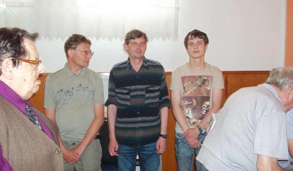 (Trojice vítězů. Zleva pořadatel Zdeněk Horák, Karel Vlach, René Přibyl, Eduard Meduna a převzetí ceny podepisuje pan Vykydal.
