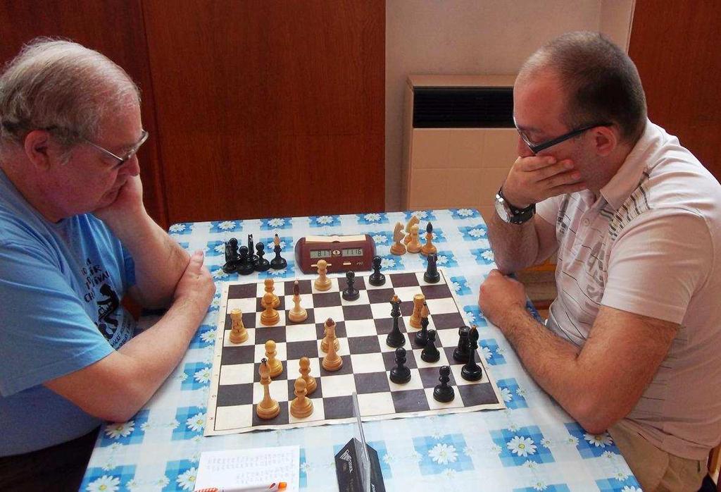 30.axb5? (Lépe 30.Vxe7 Dxe7 31.Vd7 Dc5 32.Df6 a je hotovo. Ach ta moje šachová slepota) 30...axb5 31.Vb7? [31.Vxe7!] 31...Va4 32.f3? [32.Vxe7!] 32.