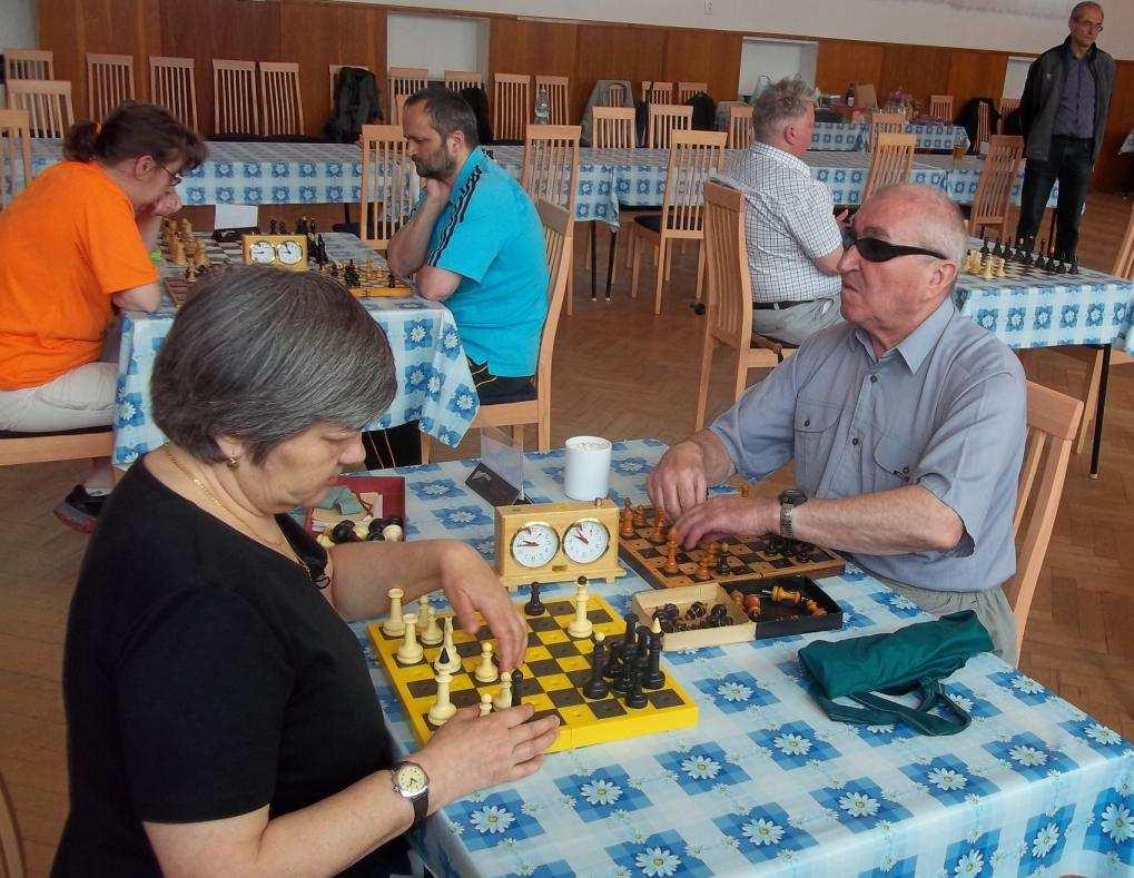 (V popředí Irena Šourková a pan Ohryzek, v pozadí Katka Skočková vs. Mlačnik a Žnuderl) Richterová,Nataša sen. (1100) - Řehůřek,Jiří (1717) [A54] Násedlovice /Florian mem./ (4), 24.05.2014 1.d4 Jf6 2.