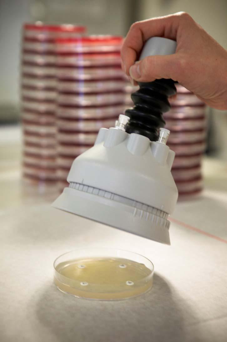 Aplikace disků s antibiotiky Disky se aplikují do 15 minut od inokulace ploten. Disky musí být pevně a celou plochou přitištěny k povrchu půdy.