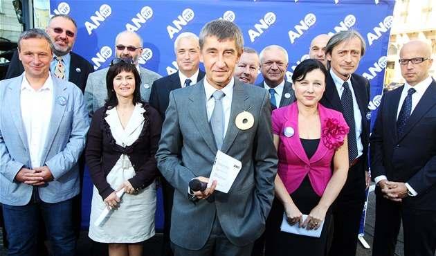 LISTOPAD 2013 TREFA STRANA 4 RADOST BABIŠE JE OPRÁVNĚNÁ, BUDOU SE S NÍM VŠAK RADOVAT I ONY TISÍCE ZCHUDLÝCH A ZADLUŽENÝCH DOMÁCNOSTÍ?