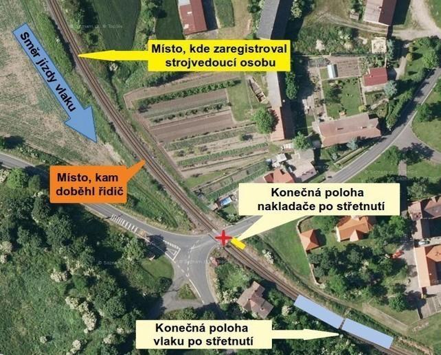 dráze nemohl strojvedoucí střetnutí s nakladačem zabránit.