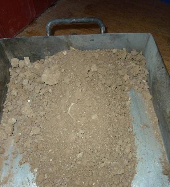 vzorek uprostřed tělesa. Nebo mráz prostoupí celým tělesem a vzorek je vystavován, kromě mrazu na povrchu, i nízké teplotě z okolní ochlazené zeminy, kterou v laboratoři nahrazuje teplota lednice. 3.