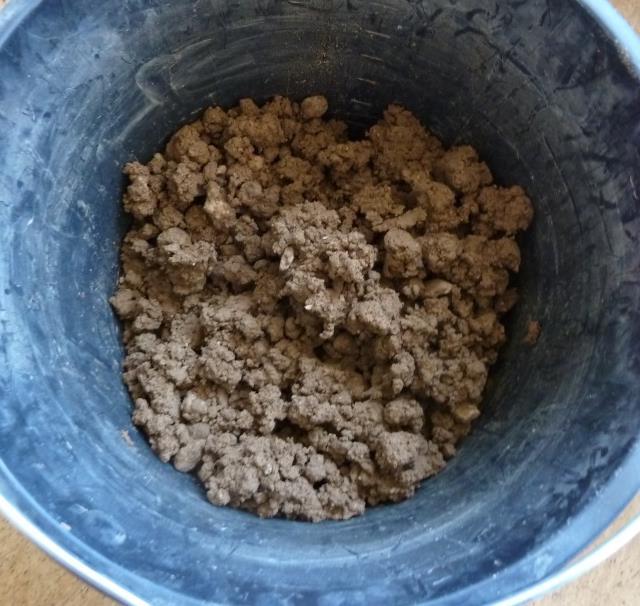 přirozené nebo upravené podobě. Materiál se nacházel ve tvrdém vysušeném stavu a pro další zpracování bylo nutno přidat vlhkosti přibližně.
