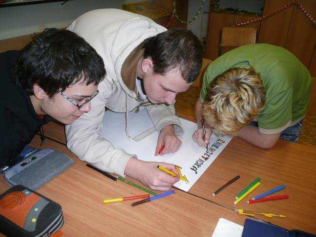 18. Prosinec: Celoškolní projekt Já, ty, my, oni Tradičně před Vánocemi, ve čtvrtek 18. prosince 2008, jsme v rámci celoškolního projektu opět uskutečnili cestu k sebepoznání a poznání druhých.