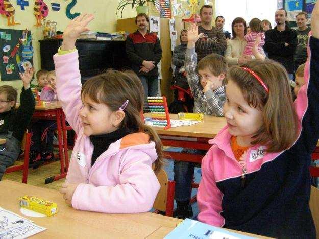 Děti se mohly vyřádit při skákání v pytlích a prolézání dlouhatánským látkovým tunelem, navzájem si poměřit rychlost, šikovnost a obratnost při skákání s míčem mezi koleny, při přenášení