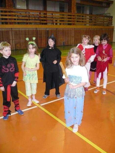 Na ranních a odpoledních schůzkách pilně nacvičovali a kousek po kousku skládali jednotlivé části, až celou hru měli připravenou.