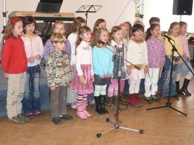 Pásmo bylo směrováno k blížícímu se MDŽ a Dni učitelů a písničky a básničky určitě potěšily nejednu paní učitelku a pana učitele na odpočinku. Děti byly odměněny potleskem a nakonec i malou sladkostí.