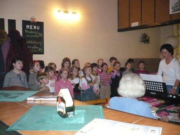 březen 2009: Výlet nejlepších žáků do pardubického multikina Již potřetí jsme vyrazili na jednodenní výlet, který vždy organizujeme jako odměnu pro nejlepší žáky školy v daném pololetí.