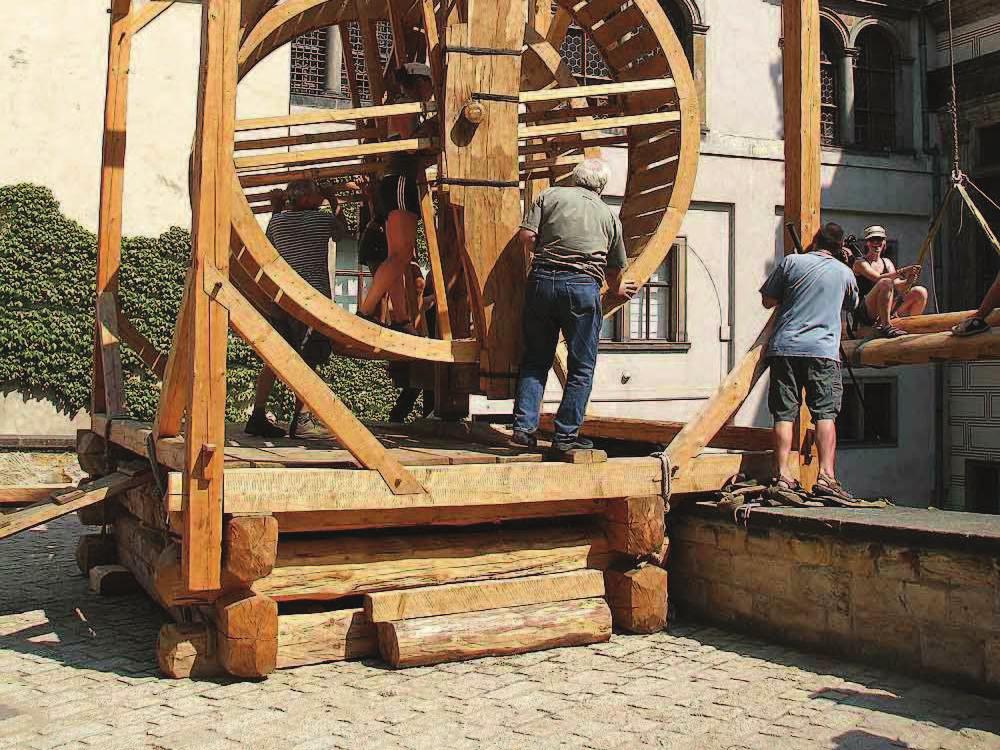 Hnací síla jeáb prošla také svým vývojem a potebou rostoucí hmotnosti bemene. Z poátku dodával hnací sílu lovk, nebo tažná zvíata. Pozdji se zaalo využívat energie vody a vtru.