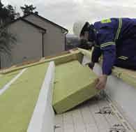 ZATEPLENÍ NAD KROKVEMI Běžná výška krokví je 160 mm, ale doporučené hodnoty na základě vyhlášky 78/2013 Sb. o energetické náročnosti budov se pohybují nad hranicí 260 mm.