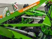 hydraulicky během práce, přímo z kabiny traktoru.