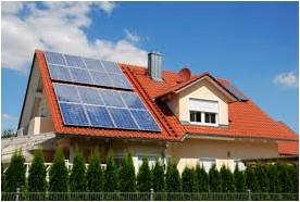 Vlastní výroba elektřiny Majitel domu tedy nakoupí fotovoltaické panely. Podle aktuální legislativy může nainstalovat špičkový výkon až 10 kw, tj.