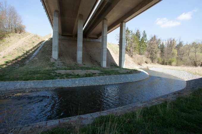 posunu trasy o cca 80 m