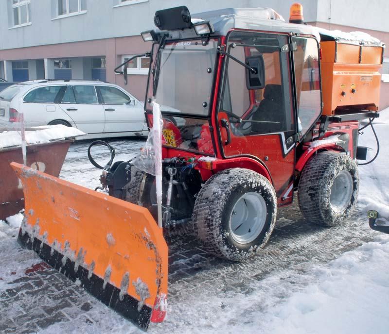 NOVINKY magazín Sněhová radlice BILO 2.0 při pracovním nasazení s pískem, solí a nechybí ani nádrže na zkrápění solankovým roztokem.