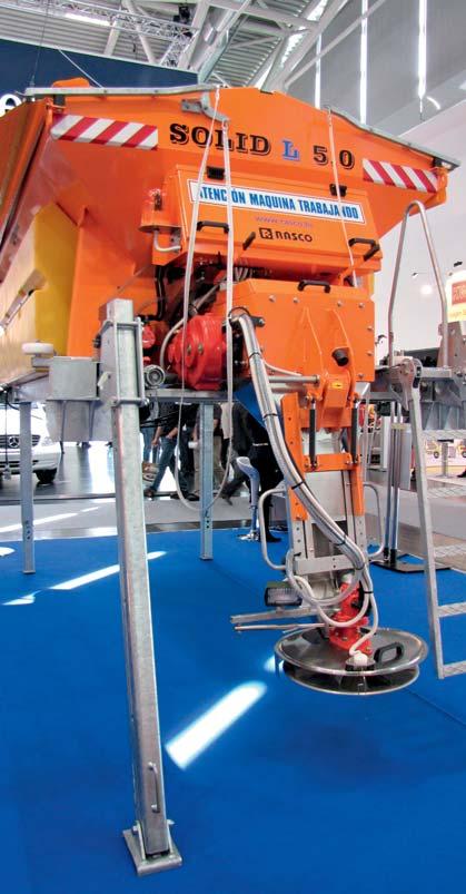 Pohon sypací nástavby je jako vždy možné volit od komunální hydrauliky vozidla, nebo je možný výběr z několika typů vlastních dieselhydraulických agregátů, které mohou sloužit i pro pohon čelního