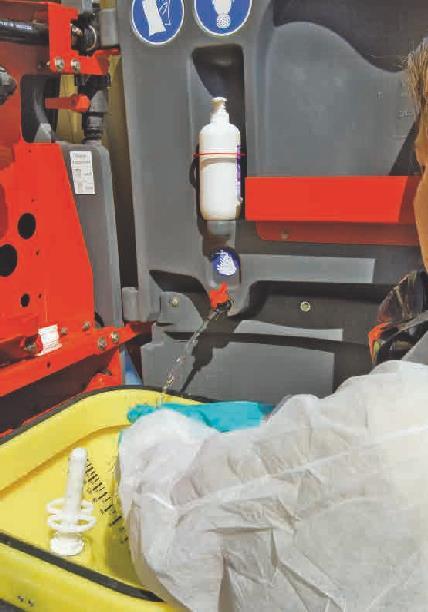 neustále rozmíchanou. Pro úplné vyprázdnění hlavní nádrže může být elektricky vypnuté během postřiku.