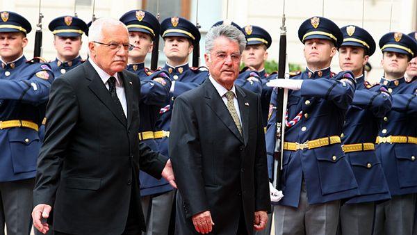 DUBEN 2010 TREFA STRANA 3 CO JE TO PLATNÉ, že se většina českých deníků shodne dnes na tom, že čeští politici, bez rozdílu stran, zdůrazňují nezpochybnitelnost Benešových dekretů.