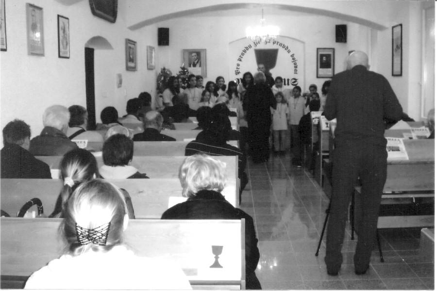 DUBEN 2010 TREFA STRANA 5 Oslava velikonoční svátků V Teplicích,v modlitebně Občanského sdružení M. J. Husa se 5.dubna 2010 konala bohoslužba ku příležitosti svátků velikonočních.