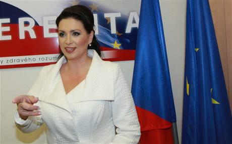 DUBEN 2010 TREFA STRANA 6 ZÁKLADNÍ INSTIKT Jany Bobošíkové RUCE PRYČ OD DŮCHODCŮ!NA SVÉ STÁŘÍ SI POCTIVĚ VYDĚLALI. Stát prý musí sehnat 33 miliard na vyplacení důchodů.