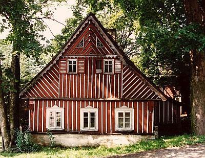 Dřevostavby historie a současnost Dřevostavby mají dlouhou tradici po celém světě i na území dnešních Čech a Moravy. Vývoj dřevostavby byl relativně pomalý.