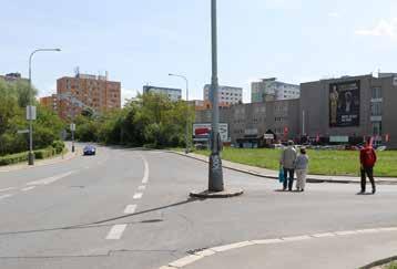 cestou k nové železniční zastávce Praha- Hostivař (včetně doplnění jejího přímého napojení k SSZ na úkor křoví) a východním ukončením ulice Kozmíkova v rámci nedávno obnovené