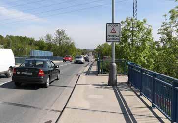 prostoru pro cestující na zastávkách BUS (a pro stezku v PP) ulice K Měcholupům přemostění železničního koridoru a Hornoměcholupské: velmi žádoucí zajistit chráněné propojení při východní straně