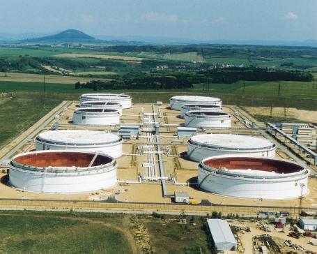 PROVOZ ROPOVODÒ A CENTRÁLNÍHO TANKOVI Tù ROPY NELAHOZEVES V roce 2000 pokraãovaly nároãné ãinnosti v rámci Komplexní modernizace ropovodu DruÏba.