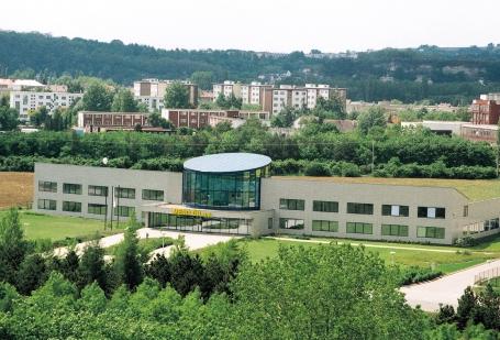 ZÁKLADNÍ ÚDAJE O EMITENTOVI ADMINISTRATIVNÍ BUDOVA MERO âr, A. S., KRALUPY NAD VLTAVOU Firma: MERO âr, a. s. Právní forma:akciová spoleãnost Sídlo:Veltruská 748, Kralupy nad Vltavou Datum vzniku:1.