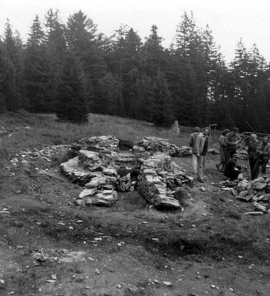 dodatečný opěrný pilíř, 12 kruhová sklářská pec pro čtyři pánve, 13 chladící prostor.