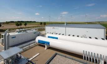 PEM (Proton Exchange Membrane) - protonově výměnná membrána vytváří přepážku mezi dvěma elektrodami, na nichž